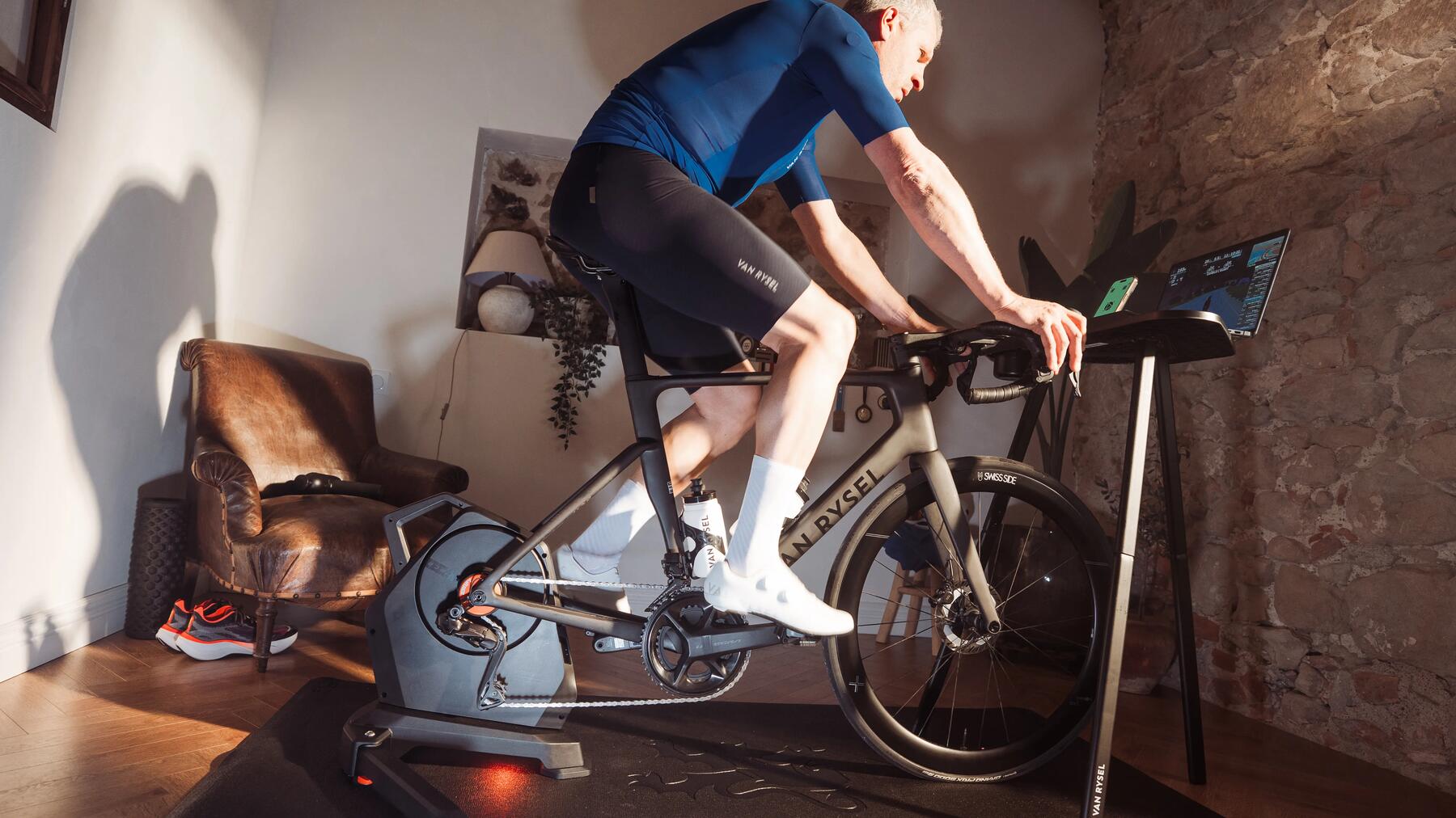 Homme qui utilise un support d’entraînement