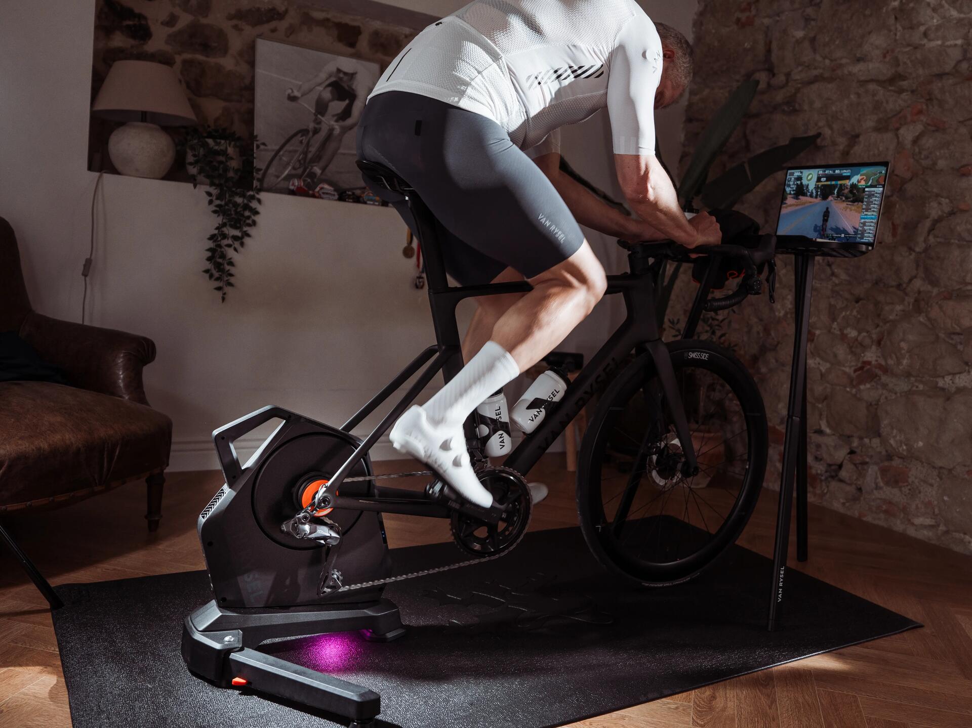 Homme qui utilise un support d’entraînement