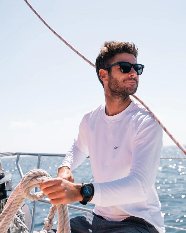 un marin portant un t shirt anti uv 
