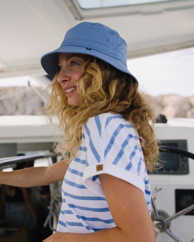 femme sur un bateau, en marinière blanche et noire