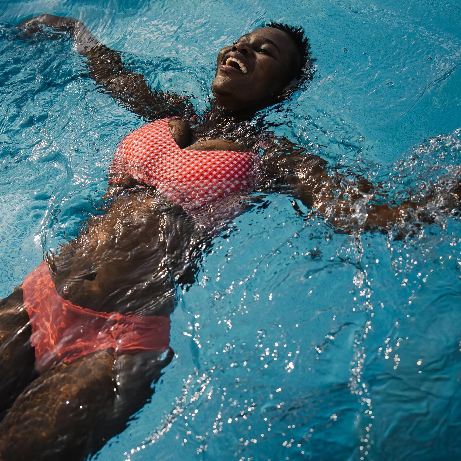 Beim Schwimmen werden die Gelenke wenig belastet