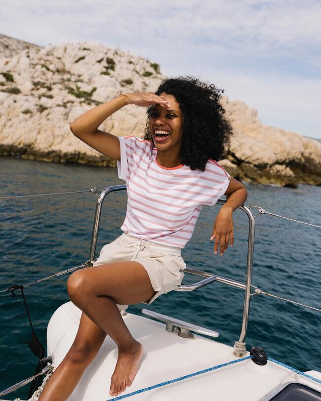 femme regardant à l'horizon à l'avant du bateau
