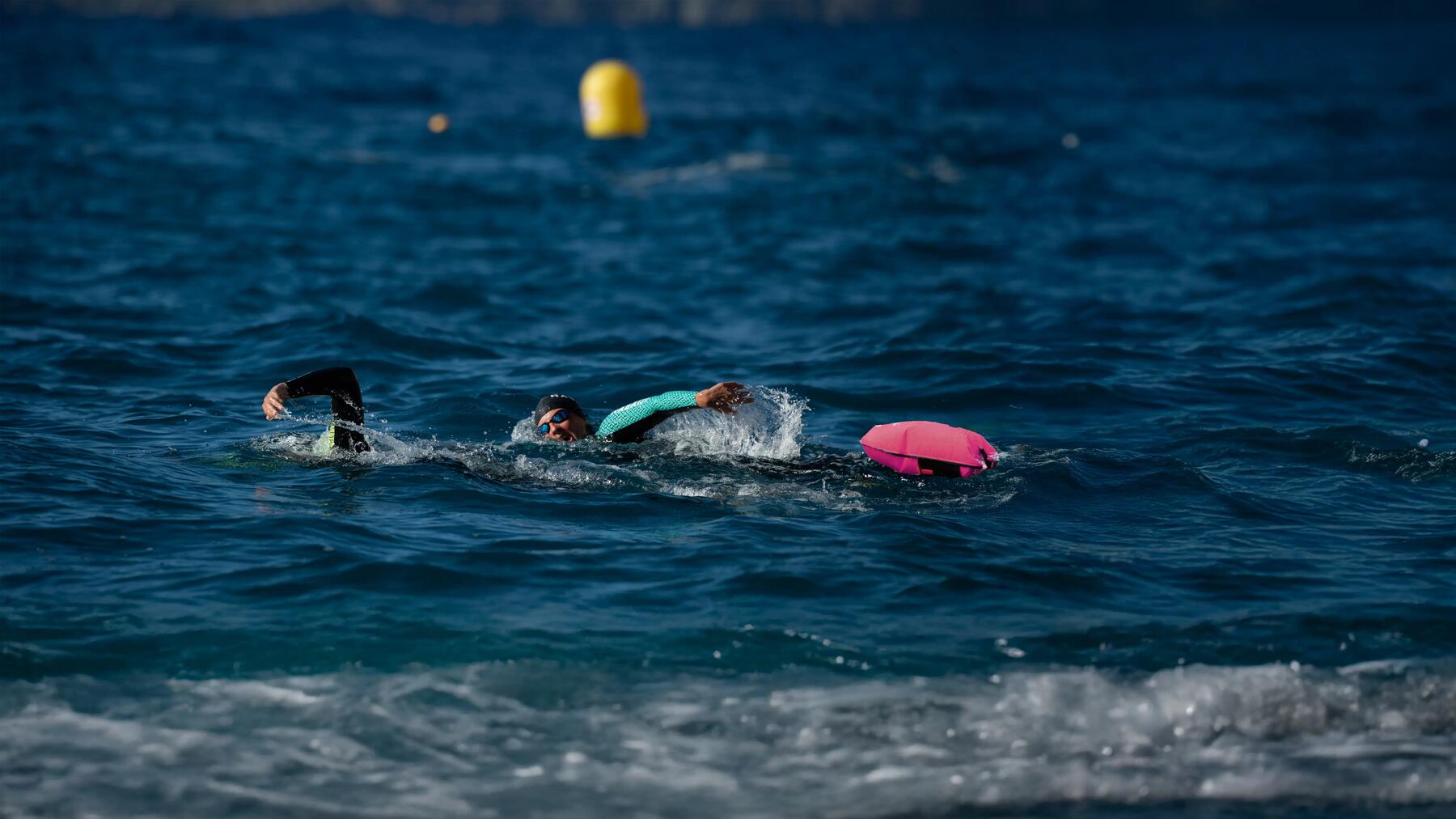 Zwei Freunde machen zusammen Freiwasserschwimmen