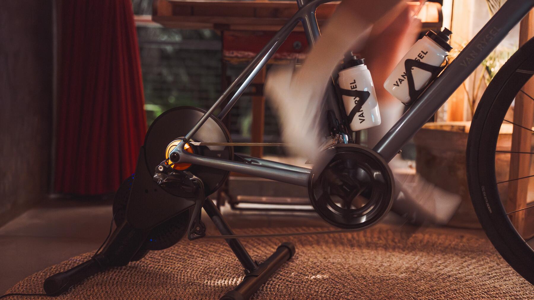 Femme qui utilise un support d’entraînement