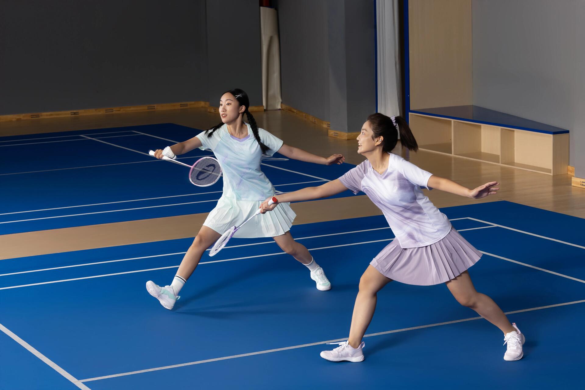 Dziewczyny grające w debla w badmintonie