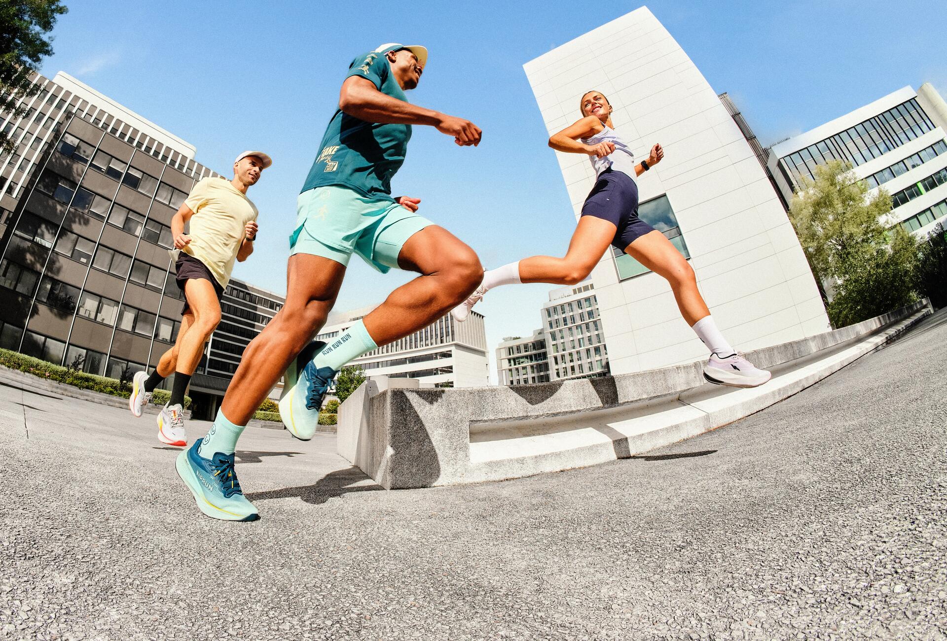 Tênis de corrida: como escolher por pisada, distância e terreno