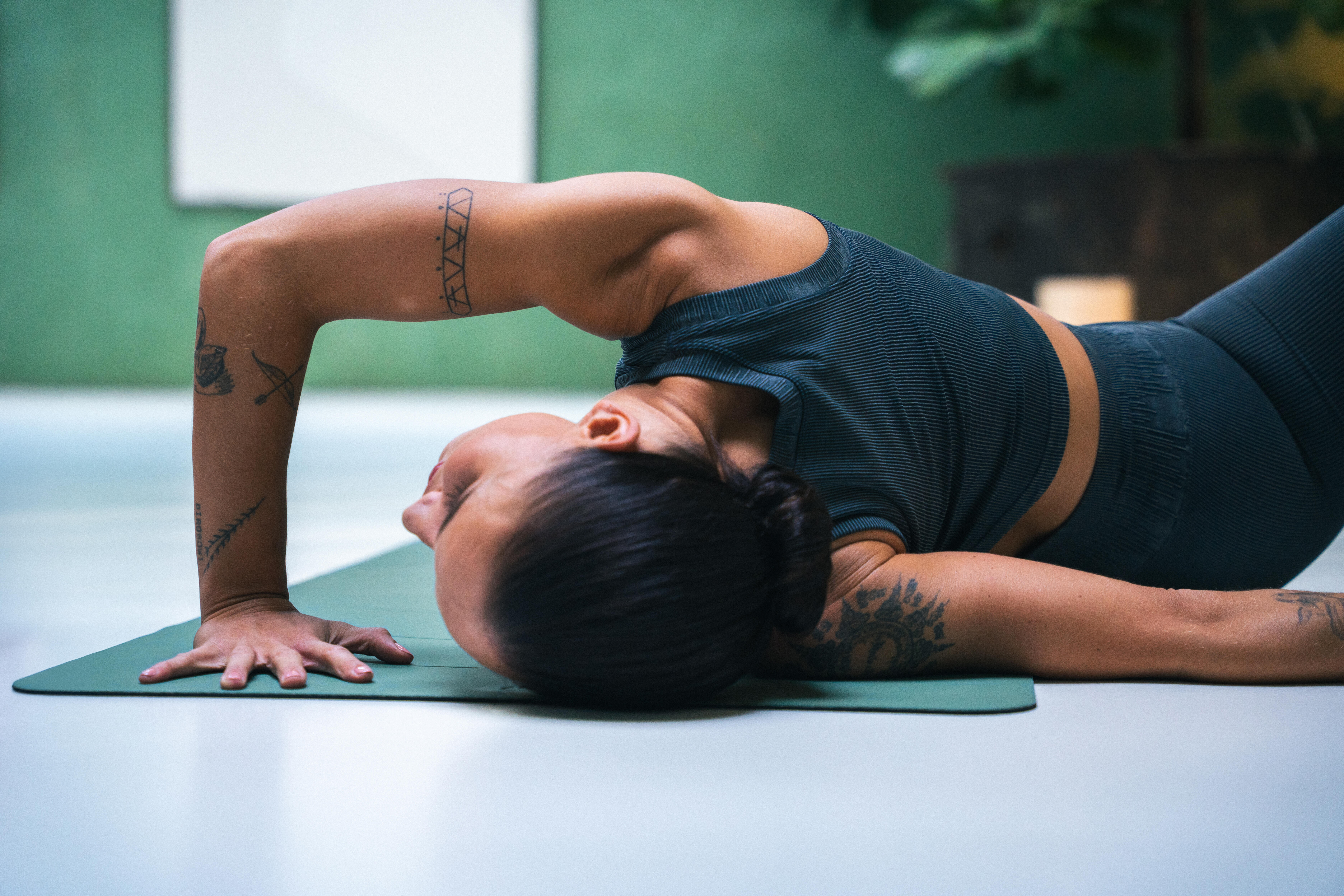 Camisole courte côtelée avec brassière intégrée femme - DECATHLON
