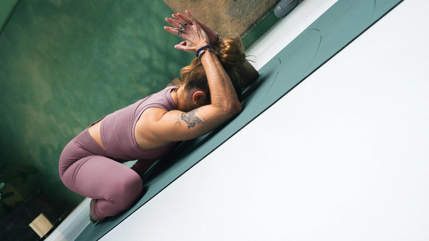 Ruhige Yoga-Dehnung in einem hellen, harmonisch eingerichteten Raum
