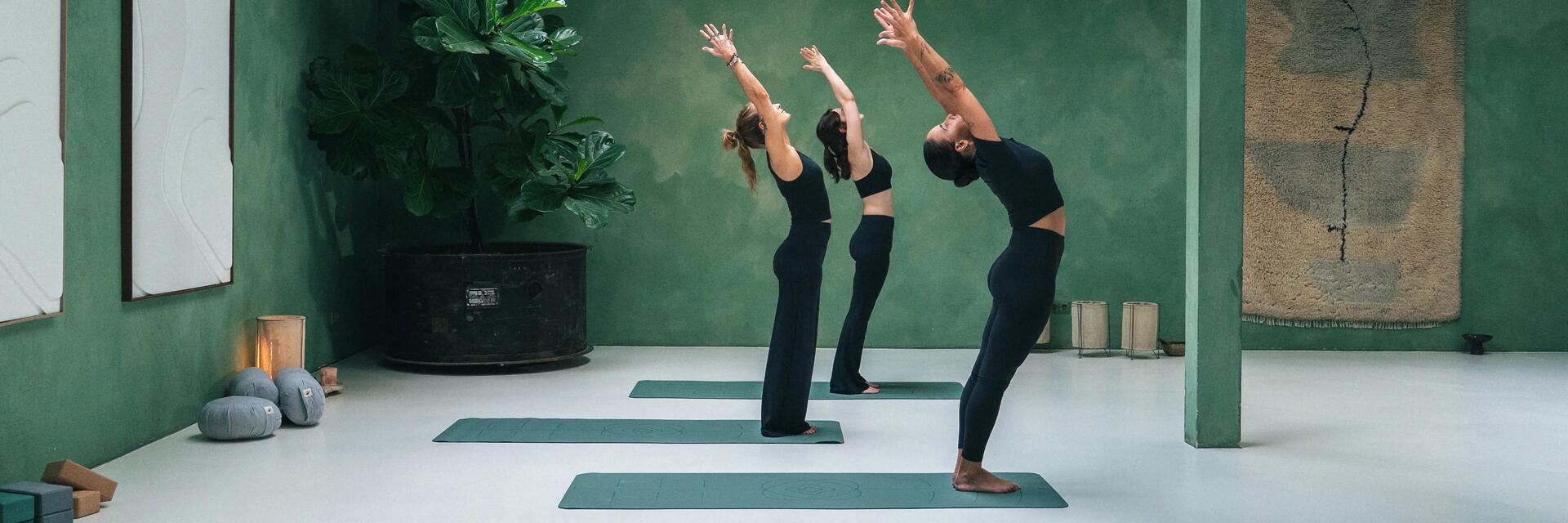 Kobiety w odzieżu sportowej ćwiczące pilates