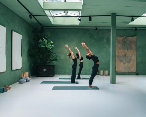 Kobiety w odzieżu sportowej ćwiczące pilates