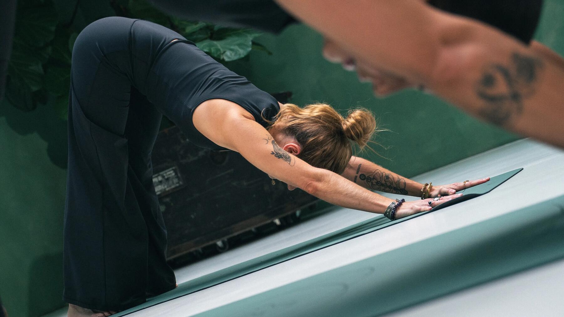 Eine sportliche Person bei einer kraftvollen und dynamischen Yoga-Übung