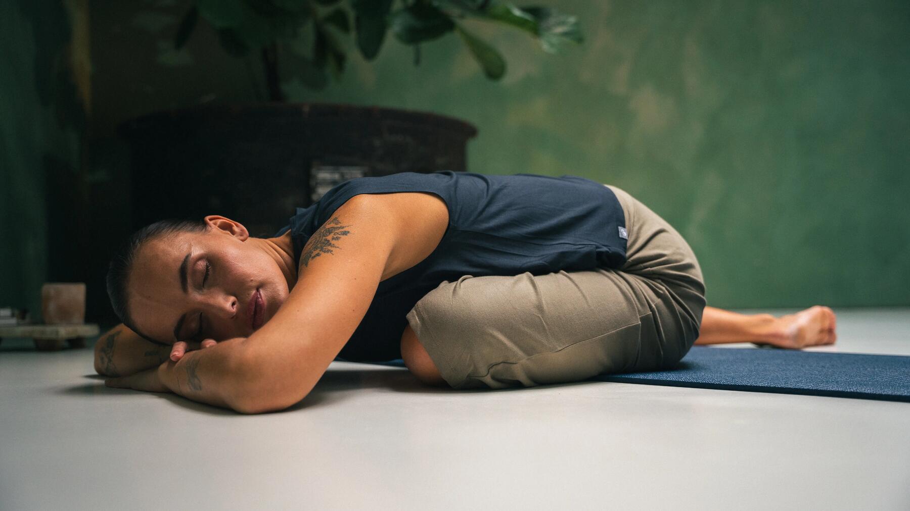 femme qui fait un entraînement physique sur un tapis de fitness