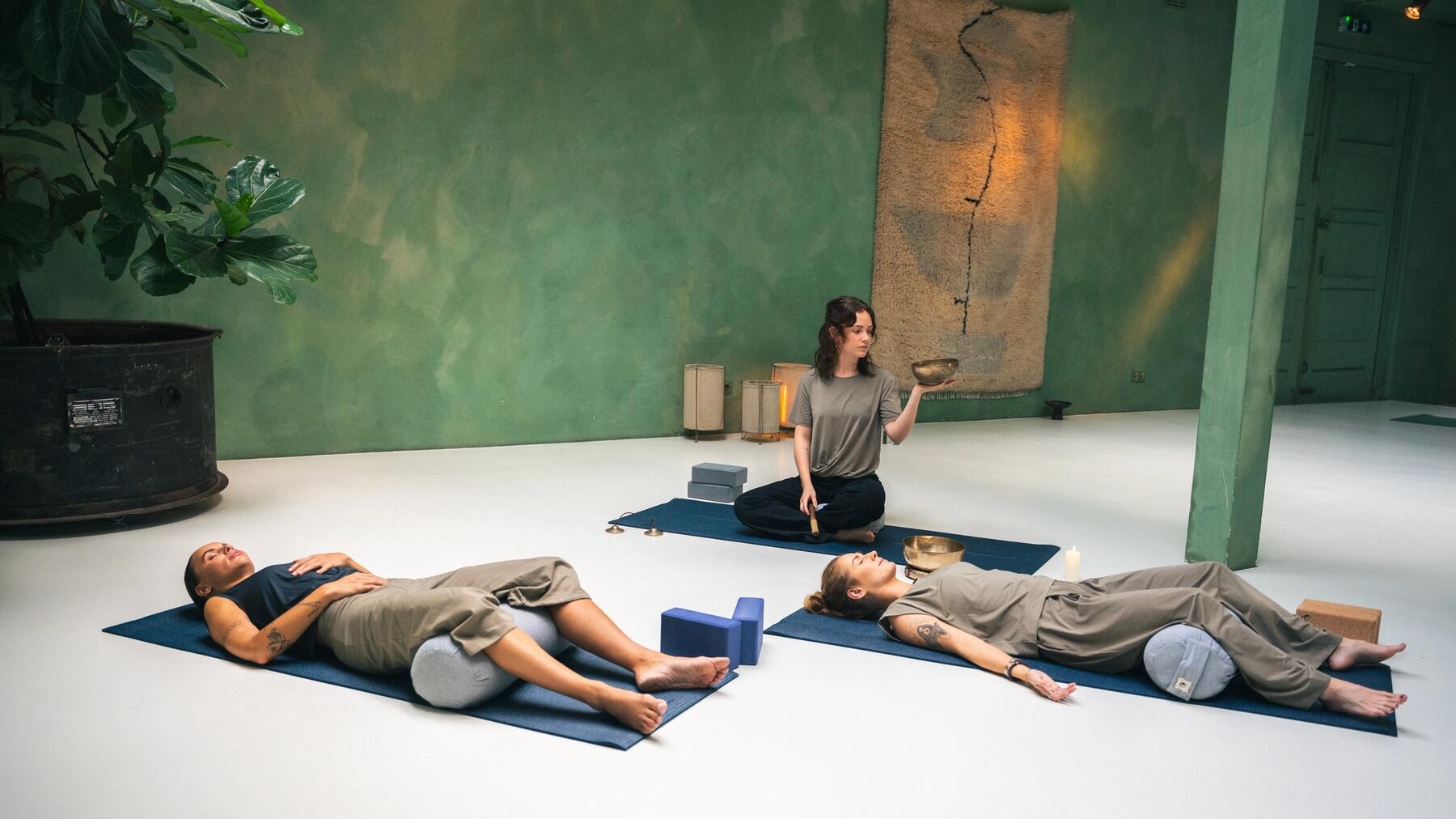 femme qui roule son tapis de remise en forme