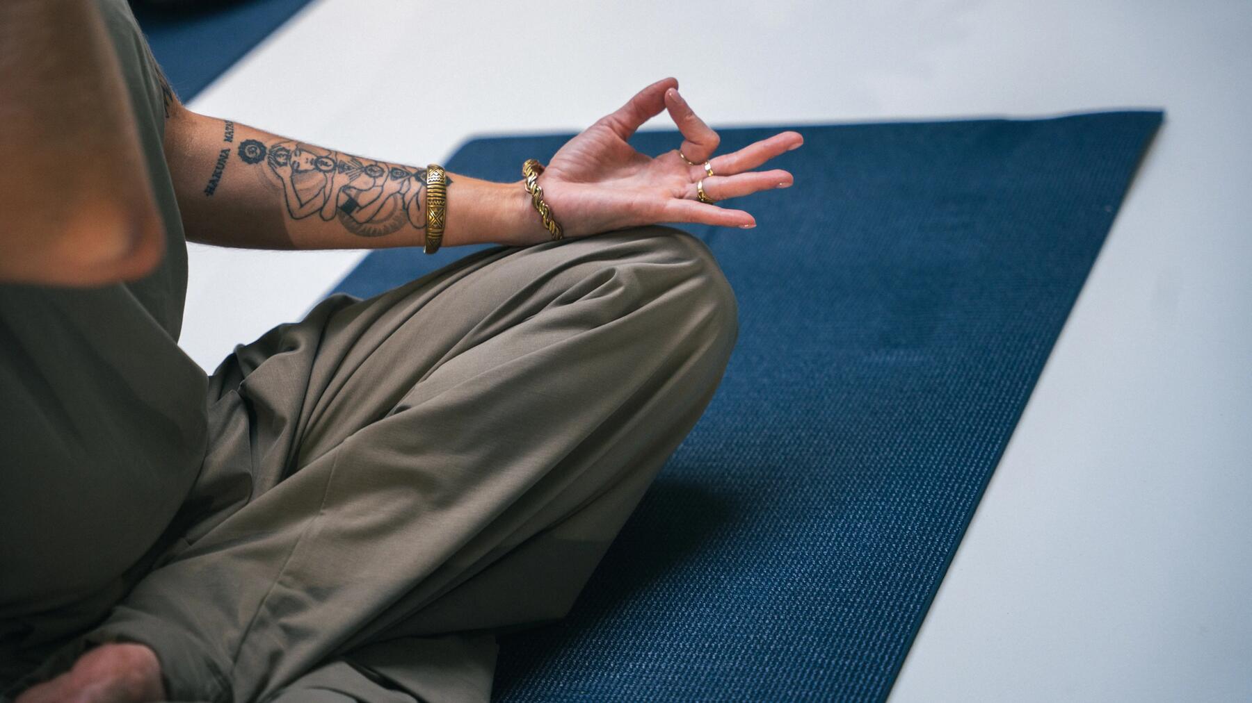 Meditierende Frau, Hände in Gyana Mudra