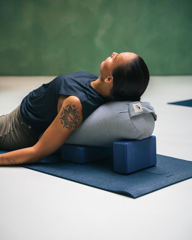 Eine Frau macht Yoga.