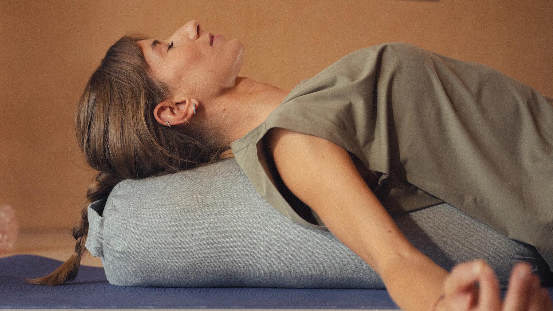 Eine Frau nutzt ein Yogakissen