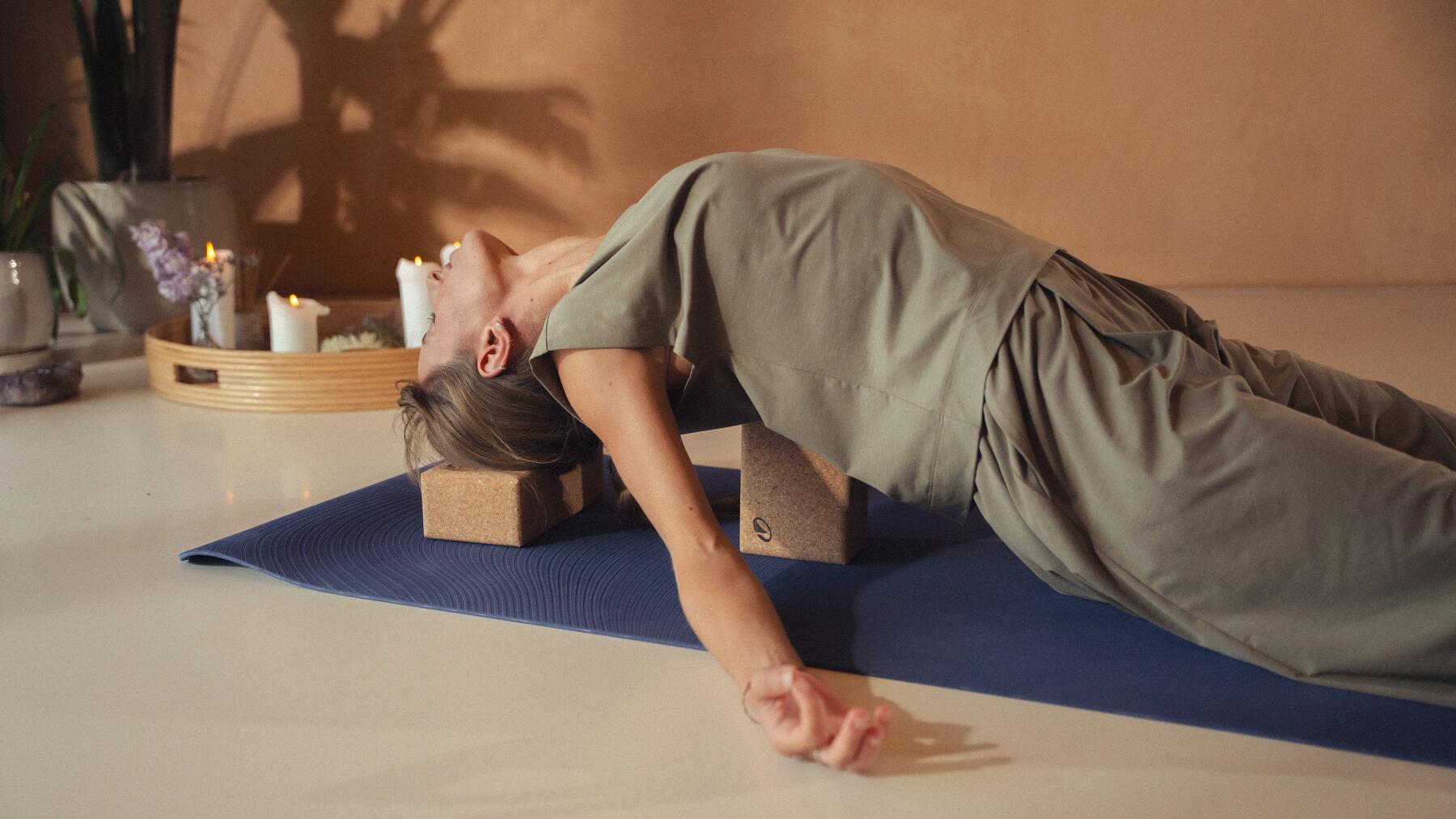 Sanfte Dehnung der Nackenfaszien zur Linderung von Spannungskopfschmerzen durch Faszien Yoga!
