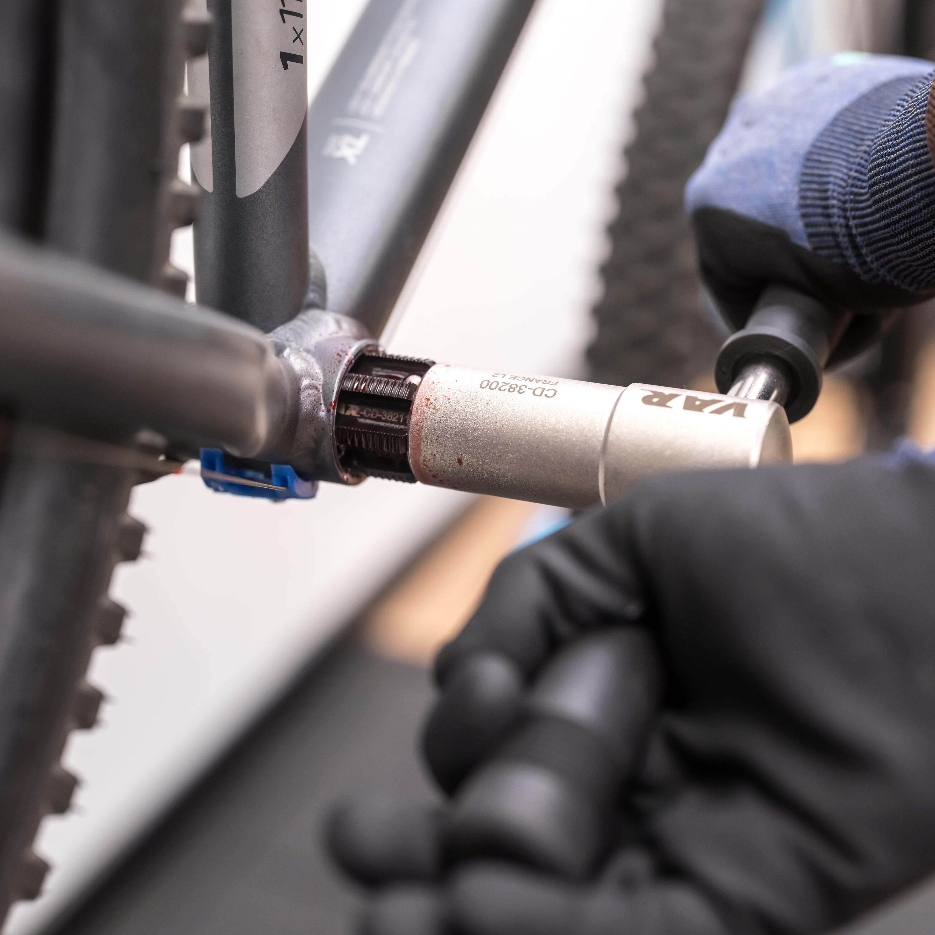 WORKSHOP Nachschneiden des Gewindes von Schaltauge oder Tretlager