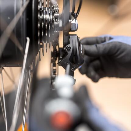 Afstellen voor- of achterderailleur.