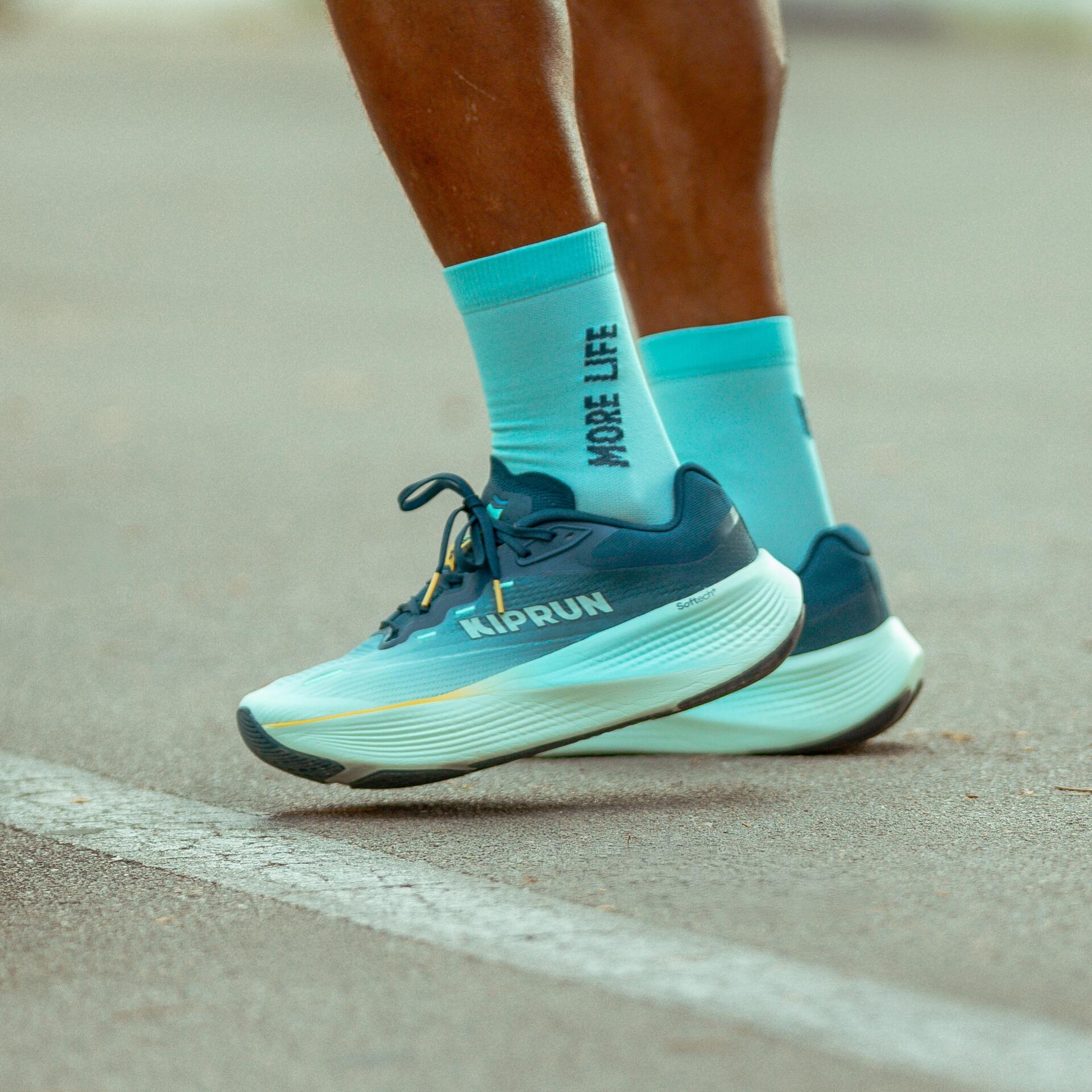 pessoa a correr com meias da decathlon