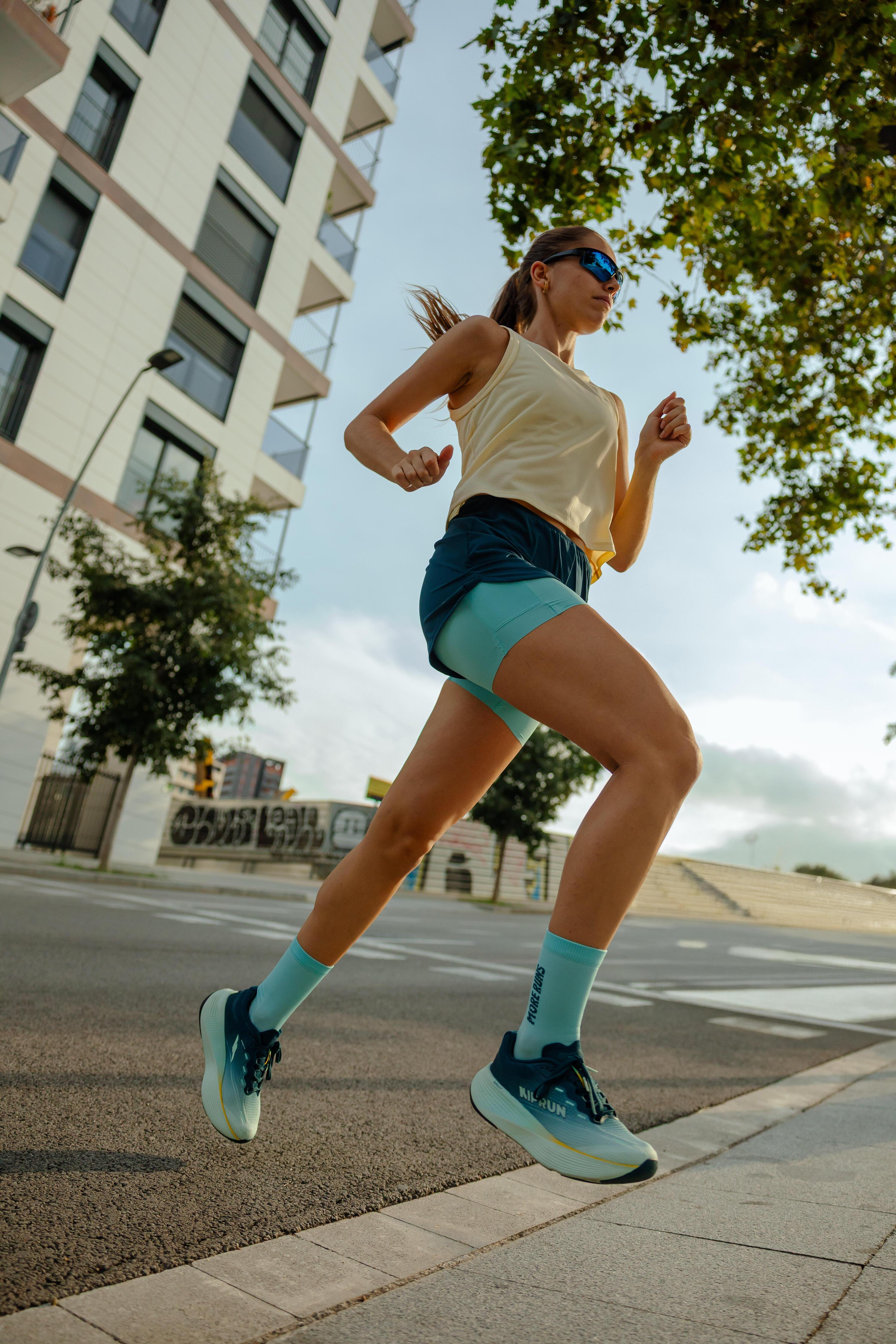Short de course 2 en 1 femme, Run 500 Confort 12/15