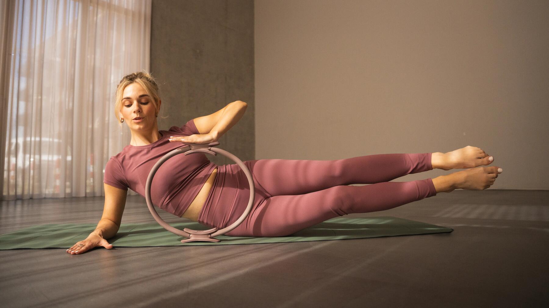 Eine Frau liegt auf einer Gymnastikmatte