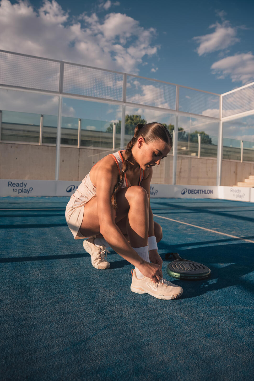 Femme jouant au padel