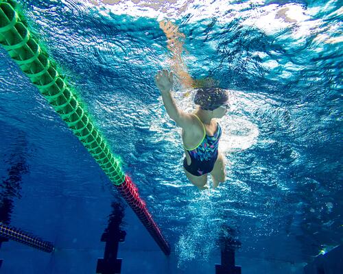 Las 5 mejores chanclas de mujer para natación
