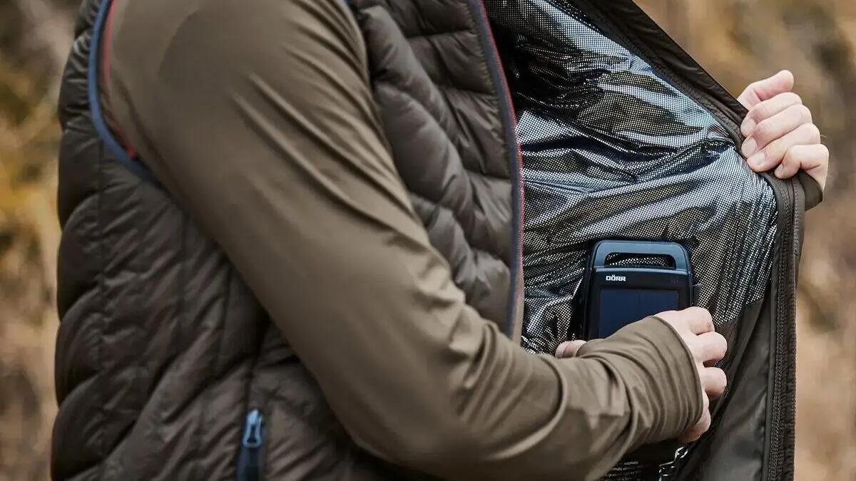 homem com colete de caça decathlon