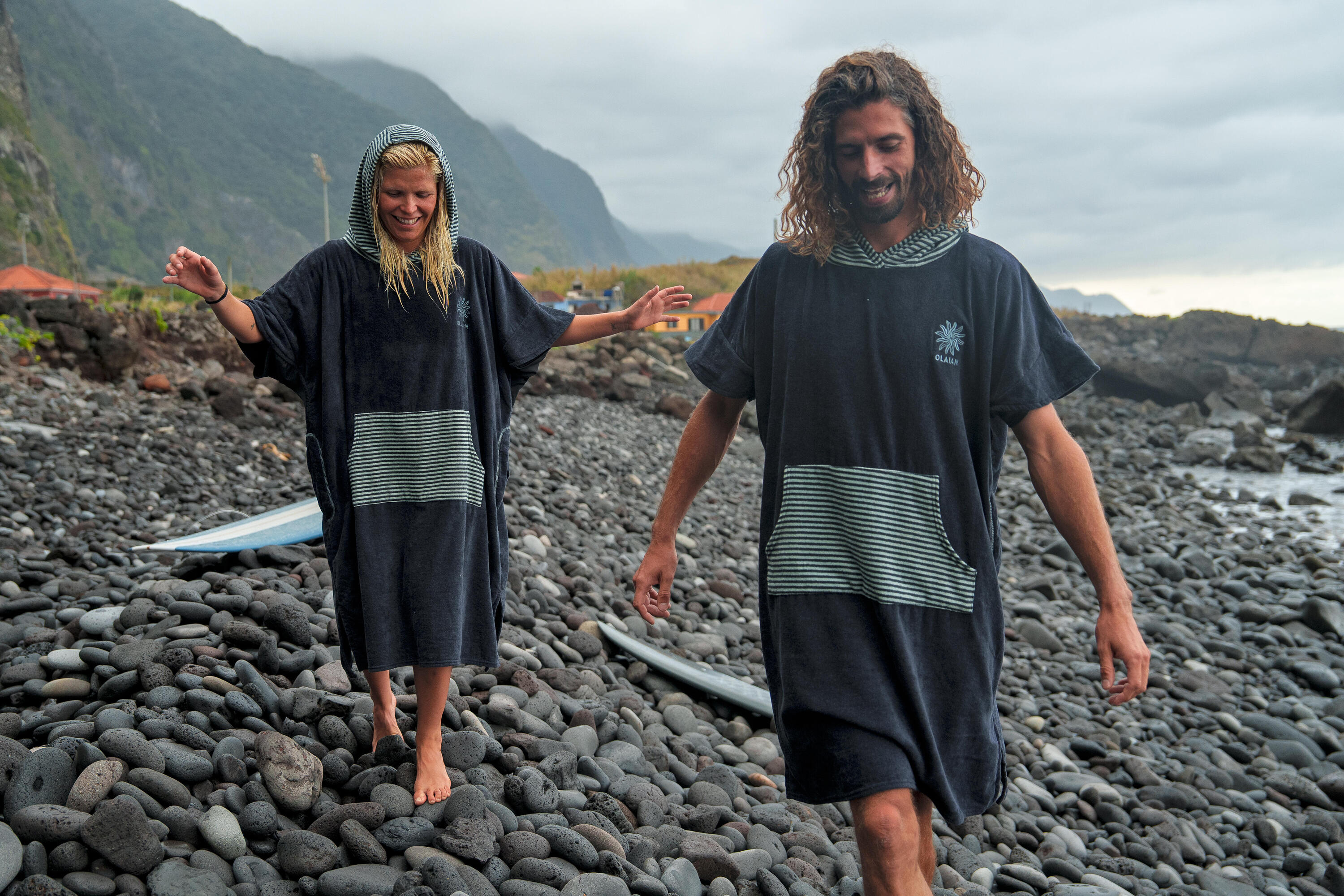 Zwei Surfer im Poncho