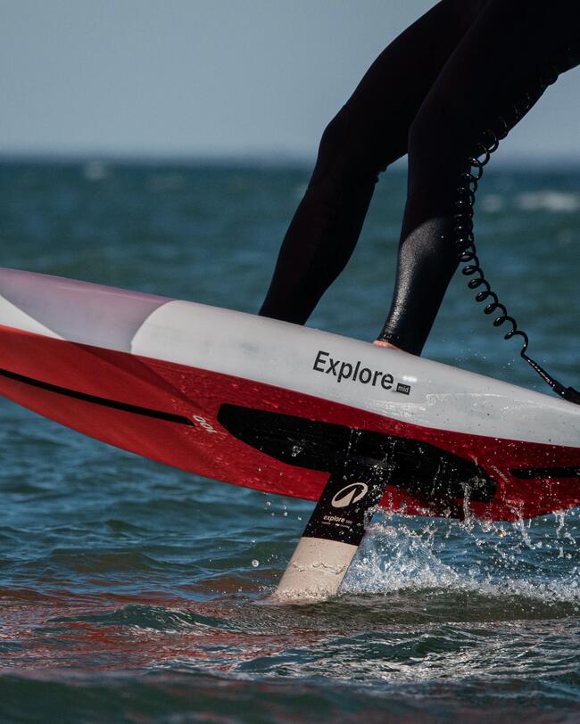 planche de wing foil en usage sur l'eau
