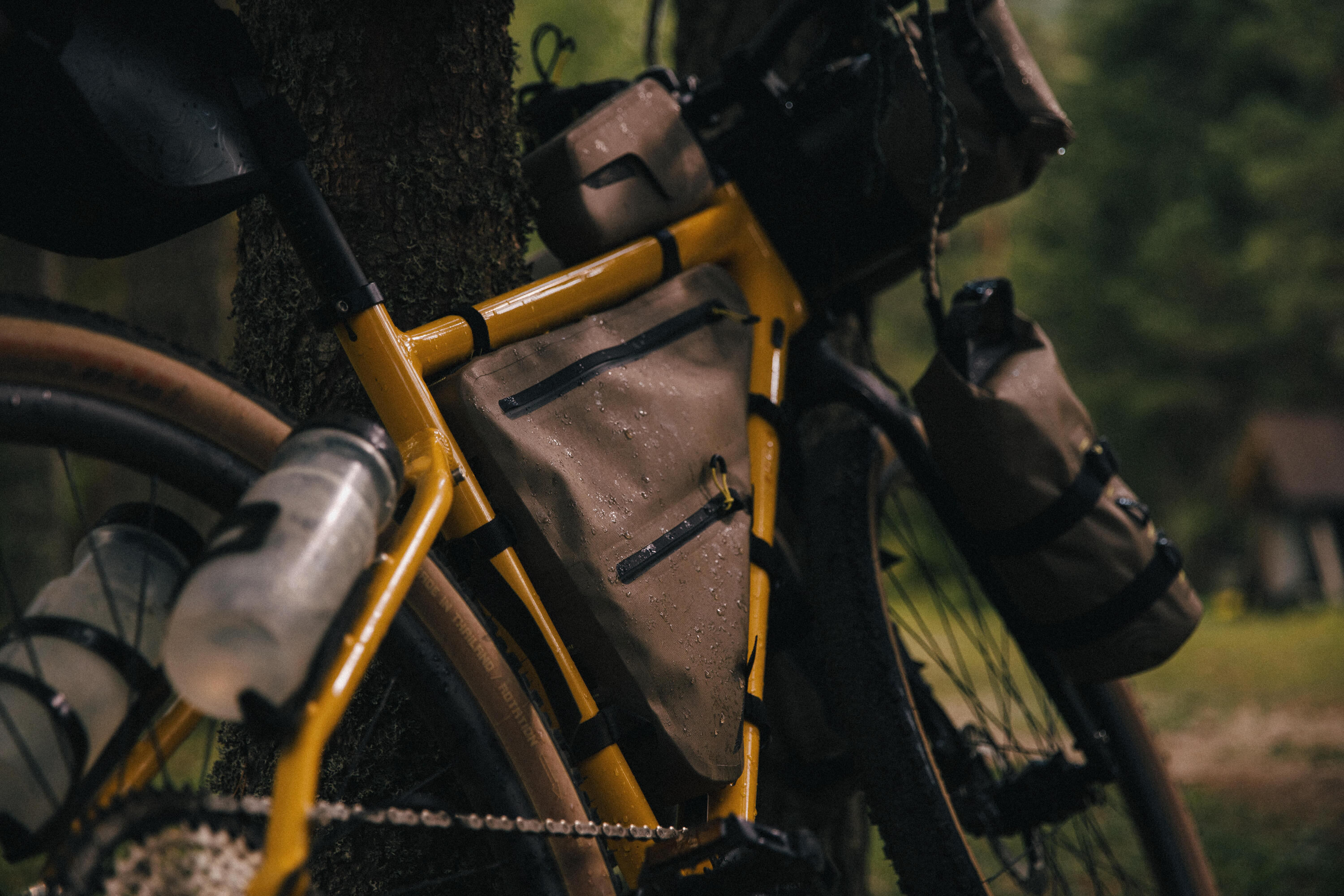 ein gelbes Fahrrad mit Bikepacking- Ausrüstung