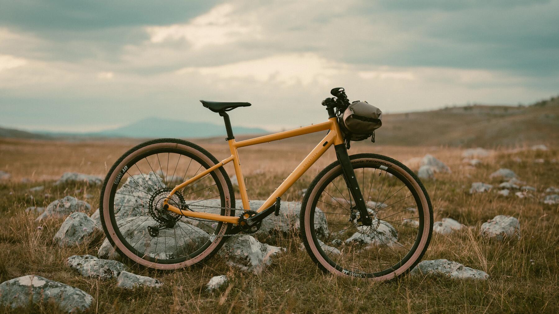 Gelbes Rennrad mit guten Bremsbelägen steht im Gelände