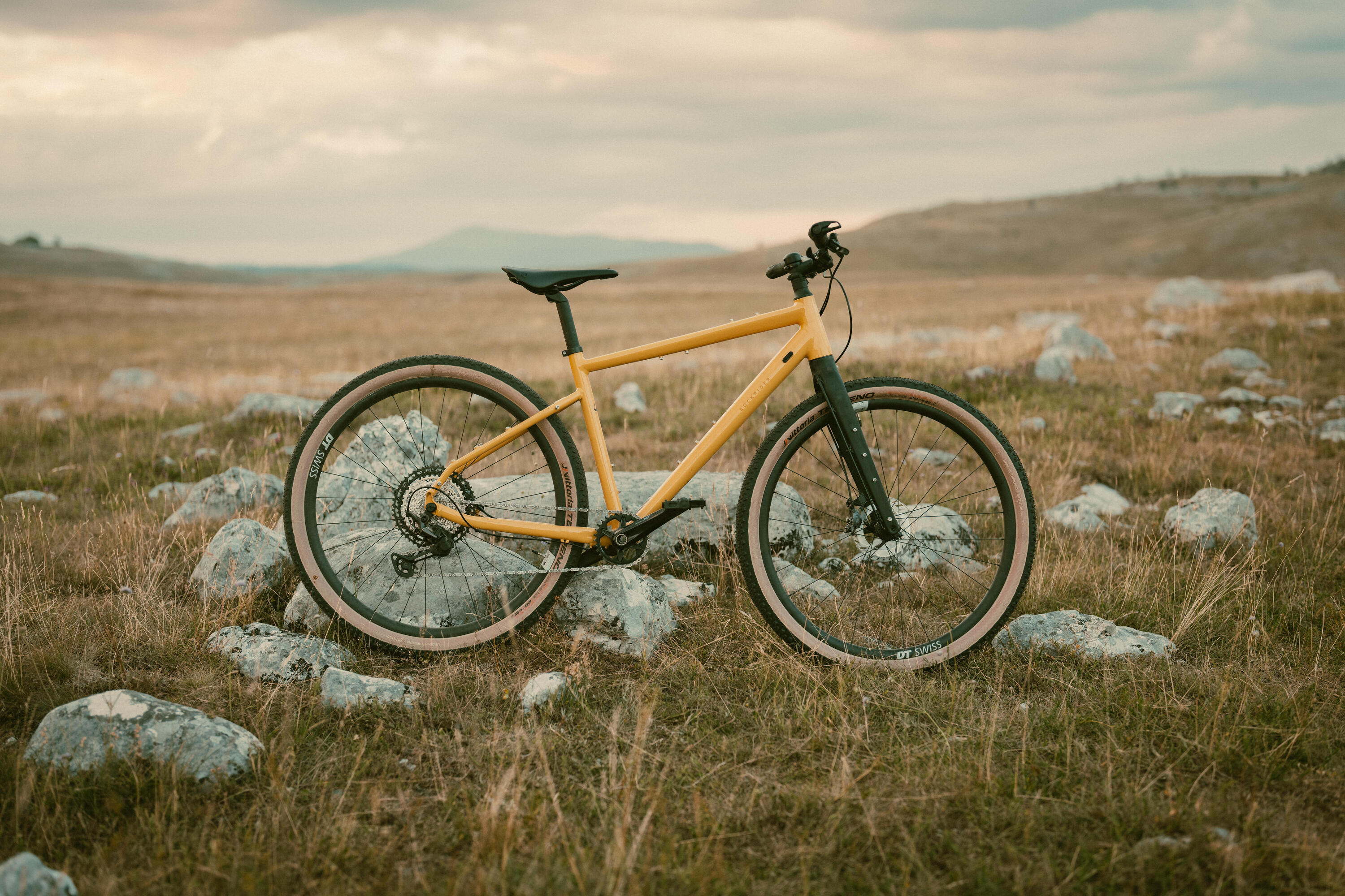 Gelbes Fahrrad und im Hintergrund eine Berglandschaft