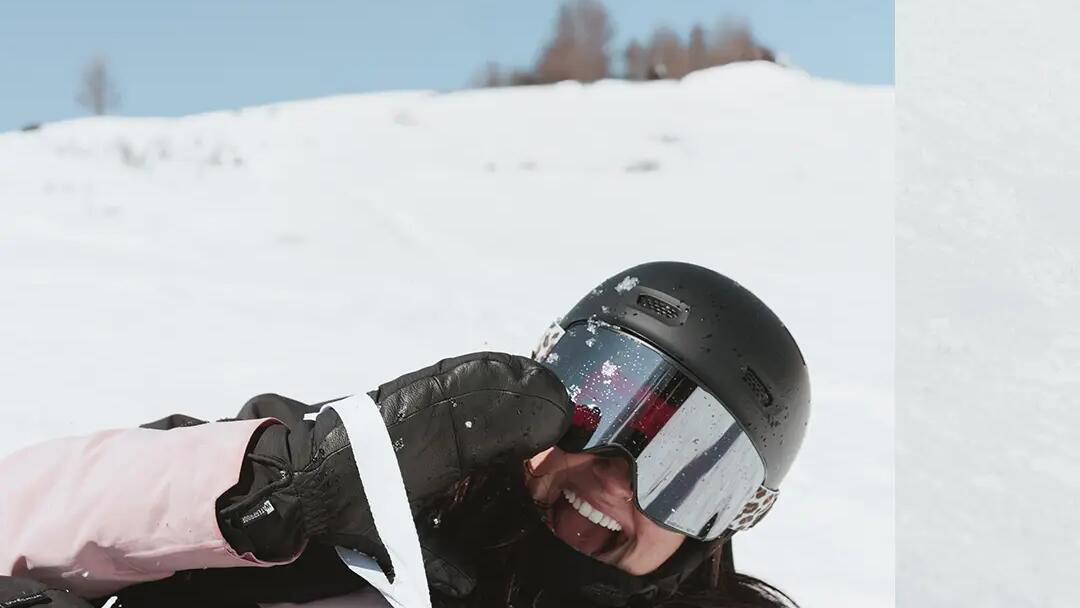 Kind fährt einen Berg auf Skiern herunter