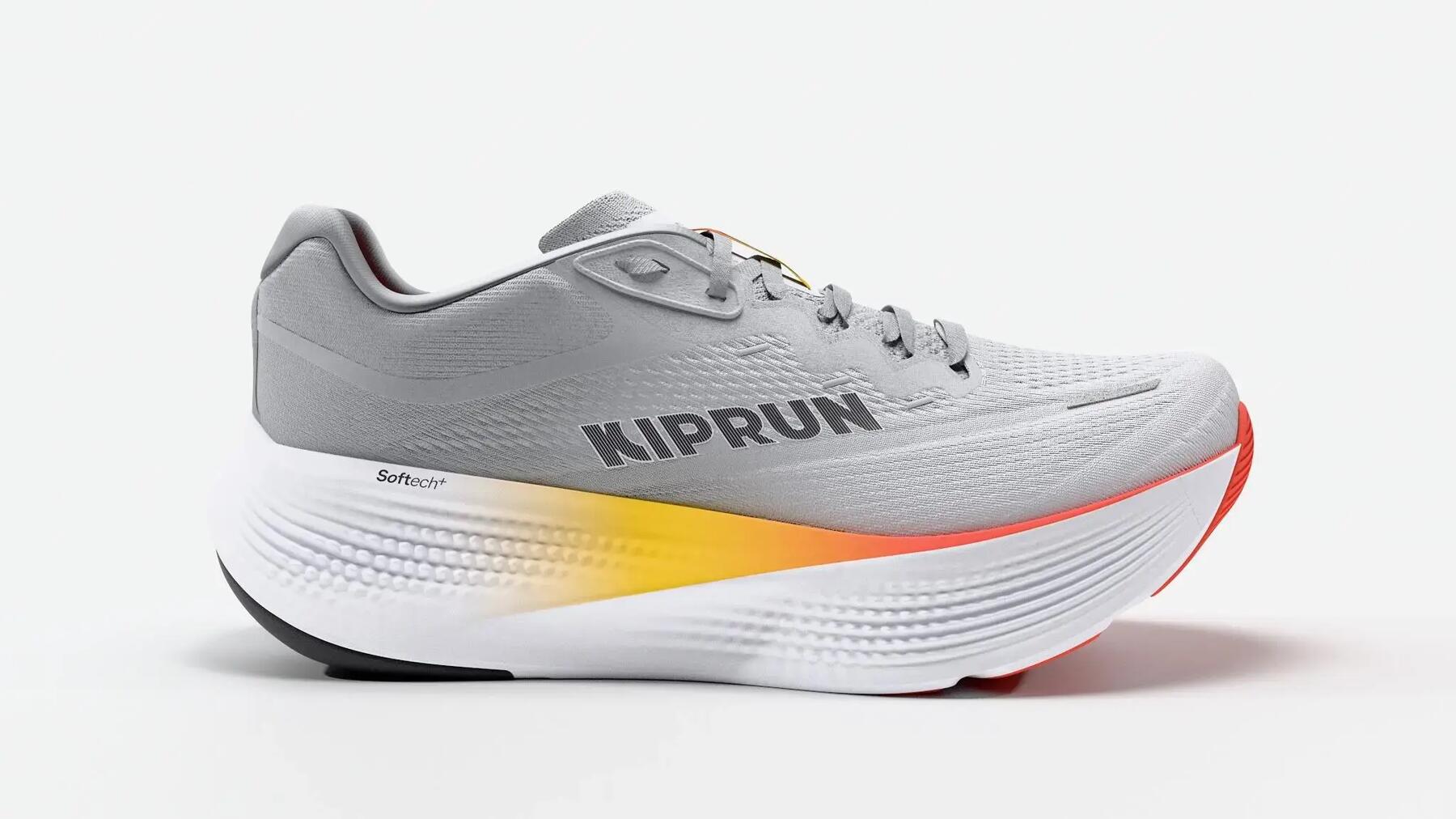 Modelo Kiprun correndo enquanto usa os produtos da nova coleção 2026.