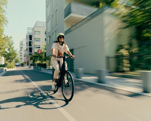 Comfortabel op een stadsfiets