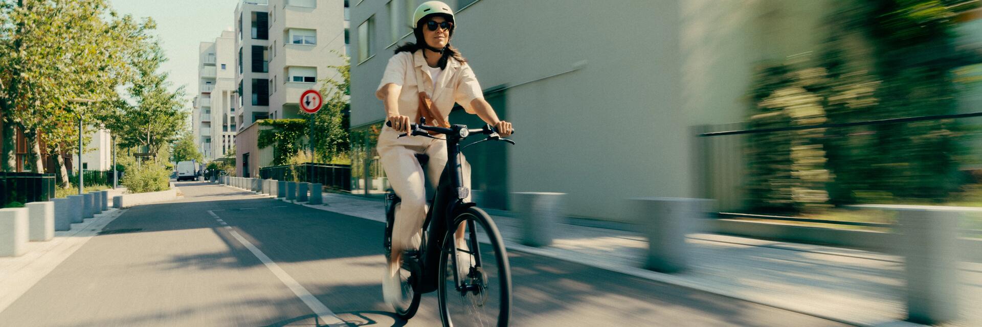 Eine Frau hat ihre Fahrrad auf die schlechte Wettersaison vorbereiten können