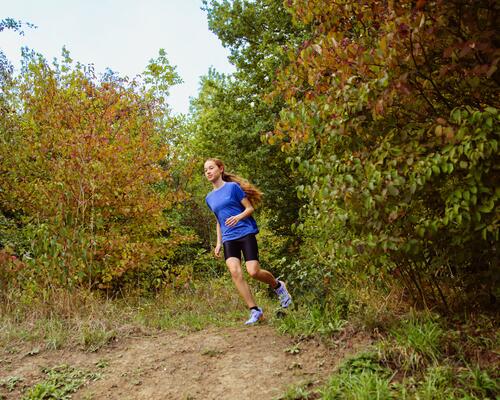homme et femme courant dans la ville