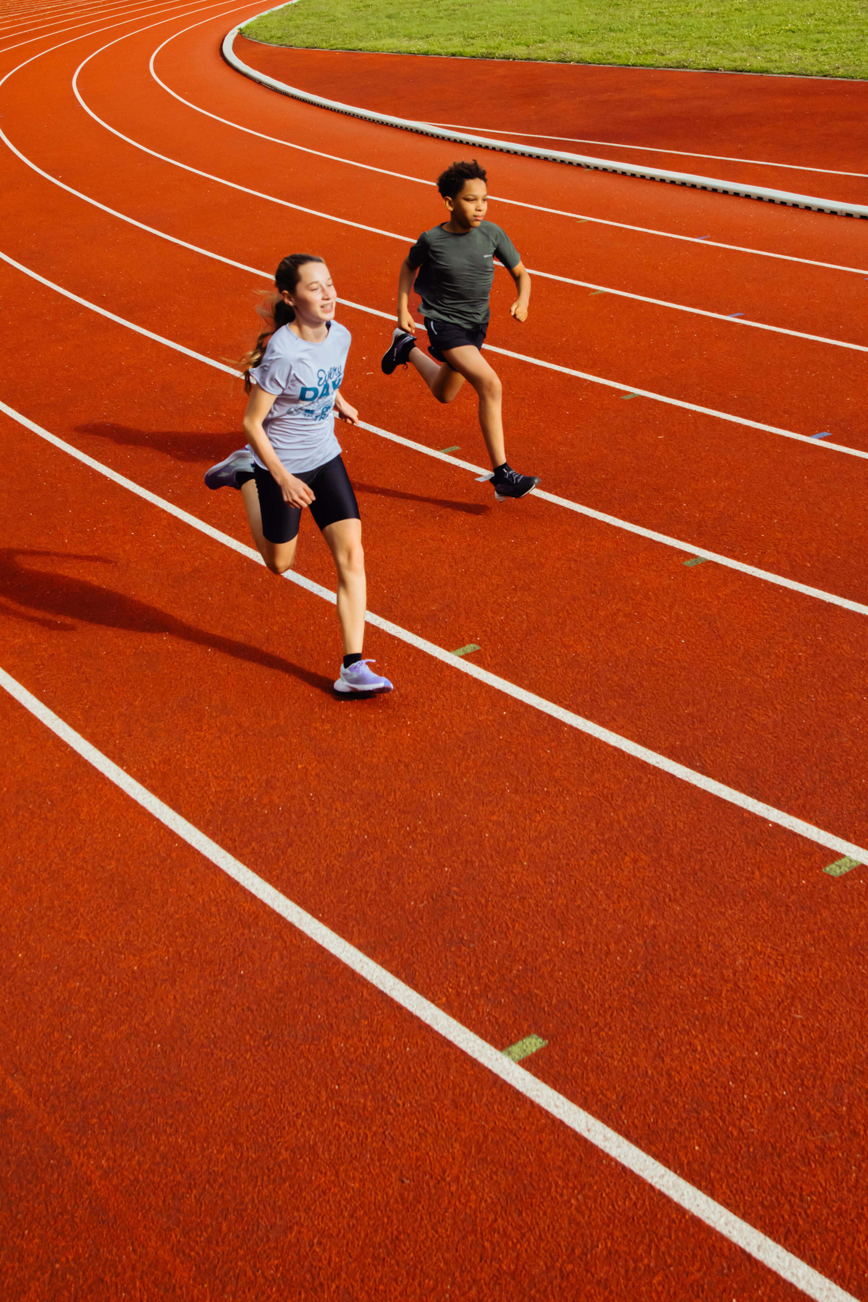CALÇÕES JUSTOS DE CORRIDA CRIANÇA RESPIRÁVEIS - KIPRUN DRY PRETO 13/14