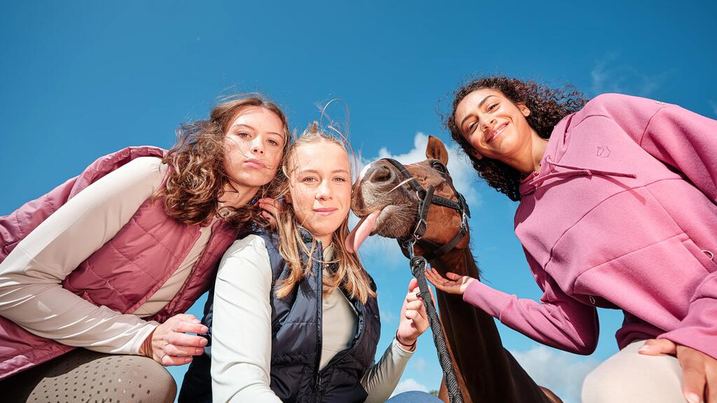 Imagae aus Selfie perspektive, gruppe vom 3 jungen damen und einem pferd 