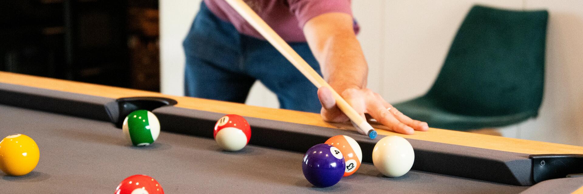 Pourquoi dit-on bille, queue, poche, craie, procédé, pool au billard ?