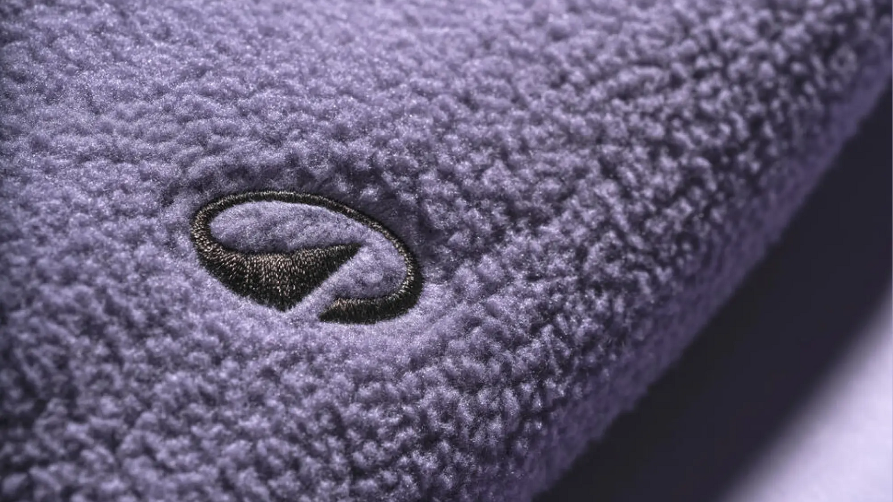 gros plan sur la matière d'une polaire avec le logo decathlon