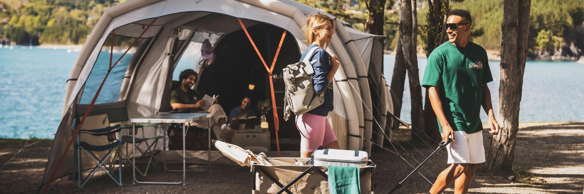 Eine Freundesgruppe hat eine Camping-Kühltasche in einem Wagen vor dem Zelt