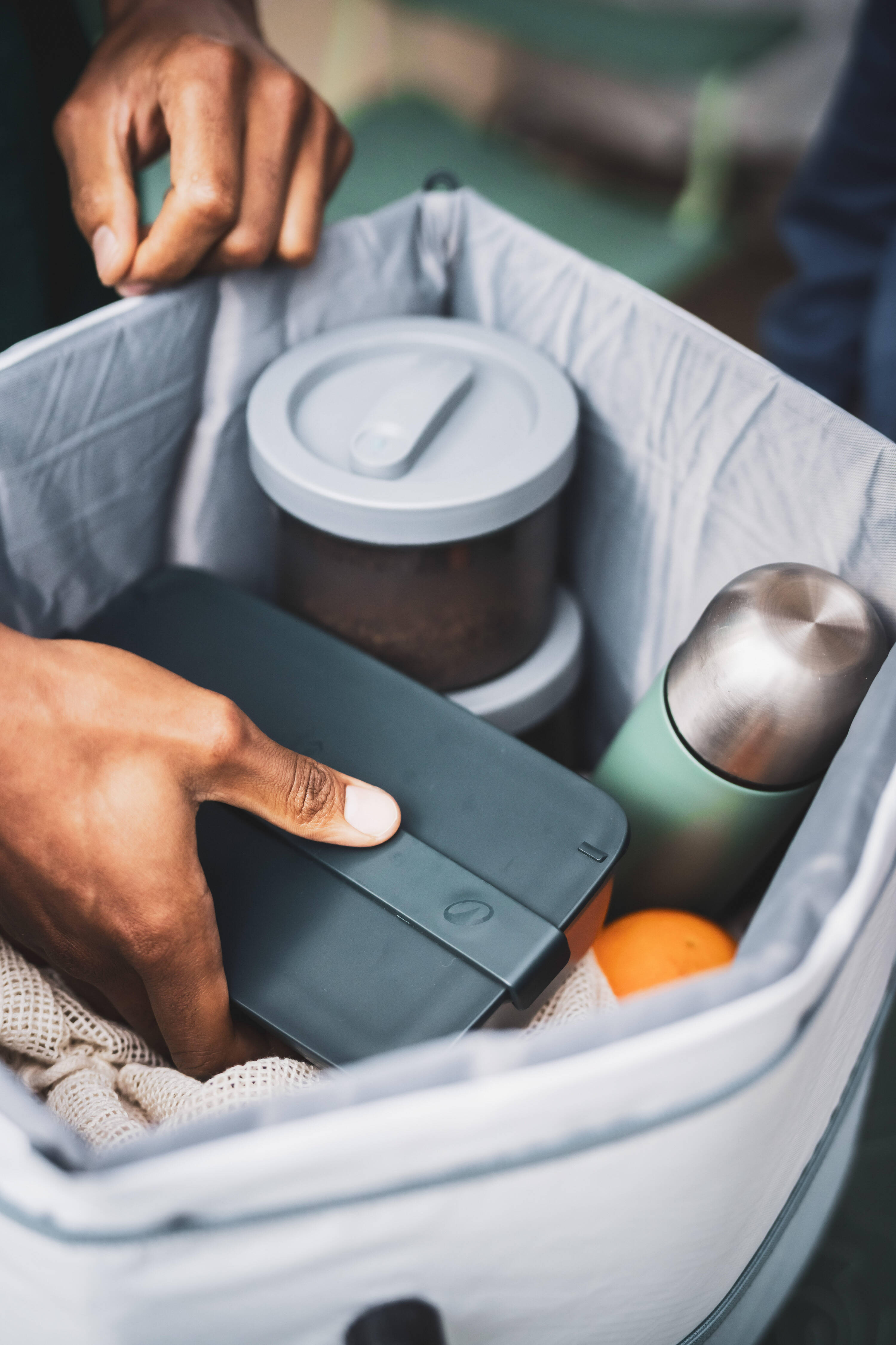 1 L plastic food storage container with lid -  3