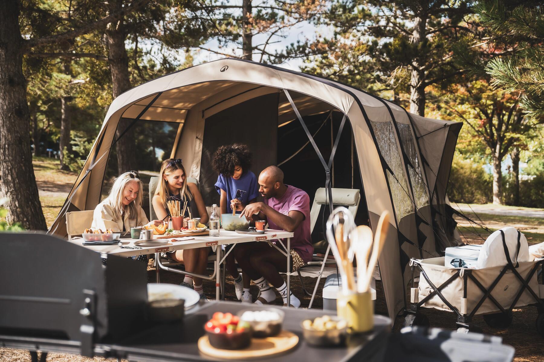 famille profite des installations de camping pour partager un bon repas