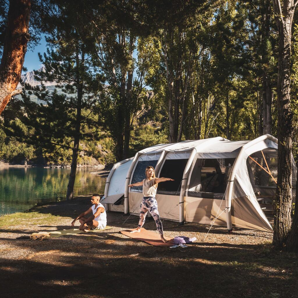 Ženska sedi v strešnem šotoru Quechua