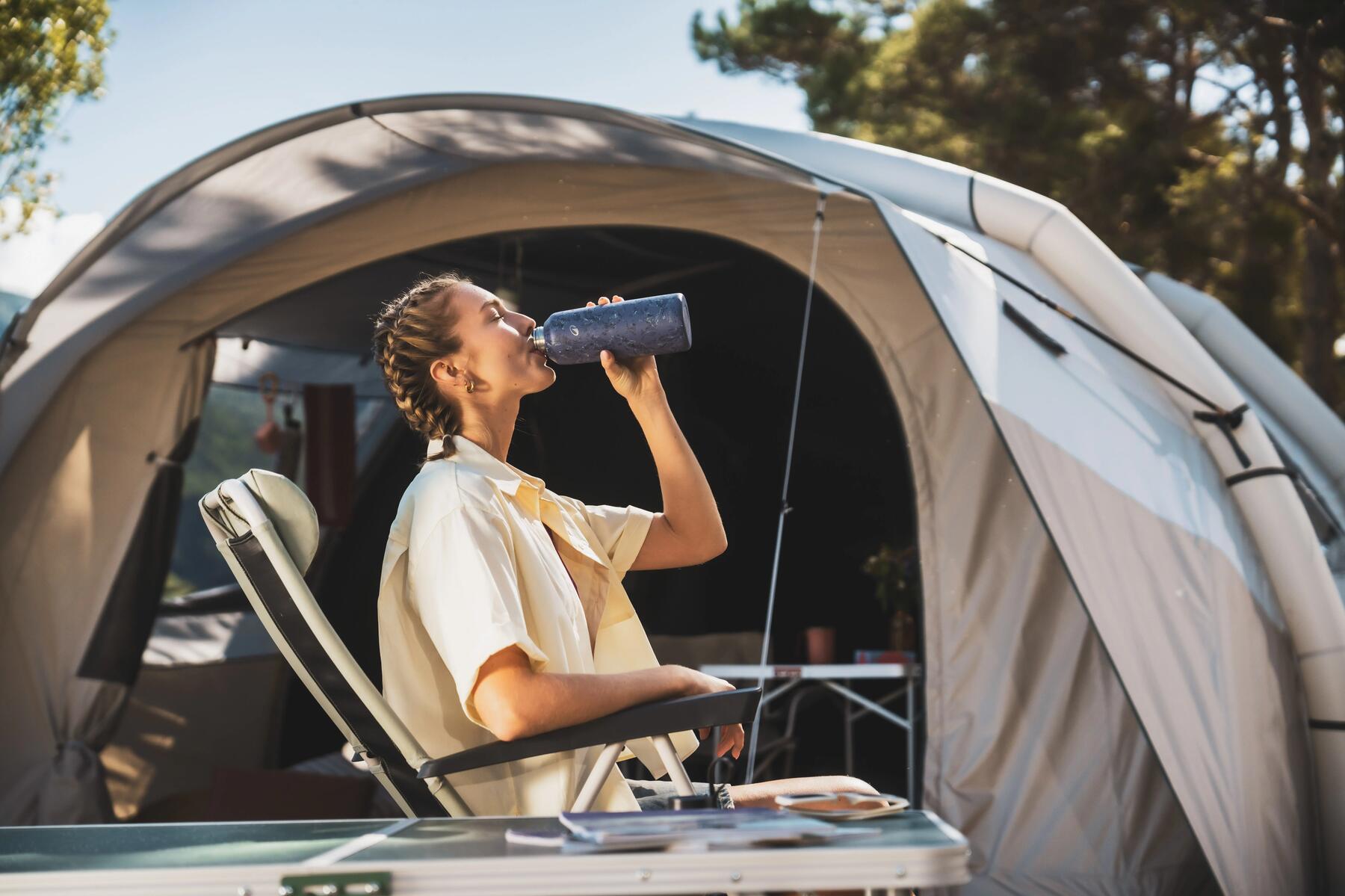 un homme dans son campement en plein coeur de la nature canadienne