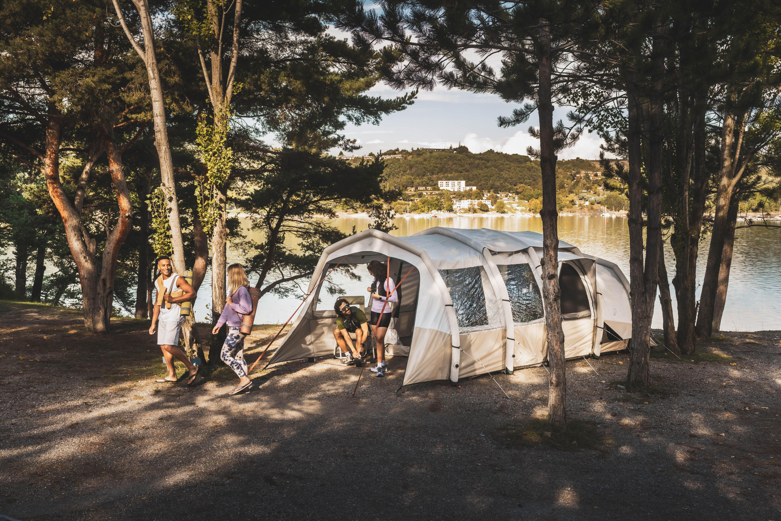 Vriendengroep vertrekt uit hun tent voor een hike