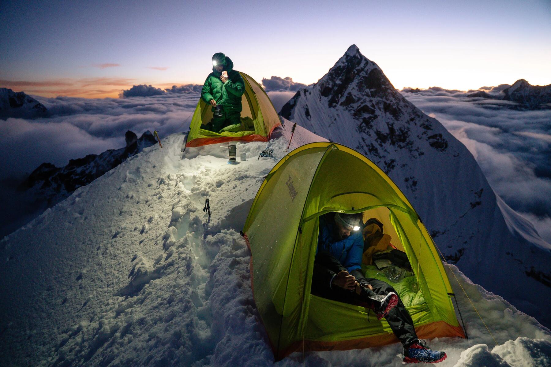 Zwei Freunde zelten auf einem Bergkamm und müssen ihre Zelte flicken